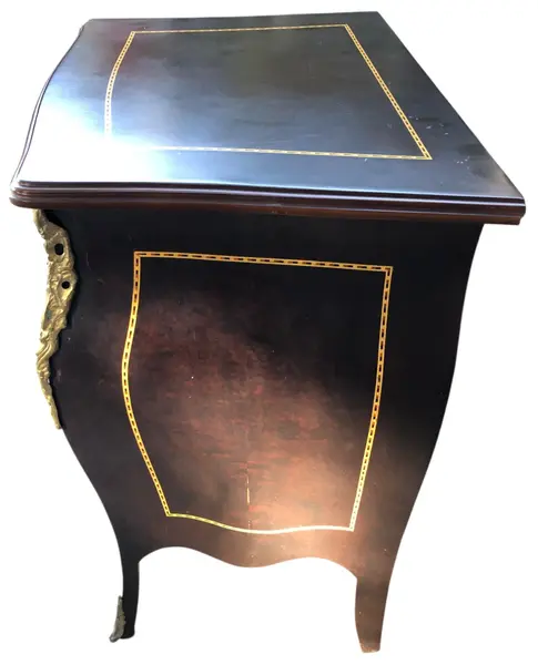 Foto de um(a) Cômoda Mesa de Cabeceira, da categoria de Cômodas e Sapateira. Mostrado de uma perspectiva diferente. Vendido no marketplace Trésors.