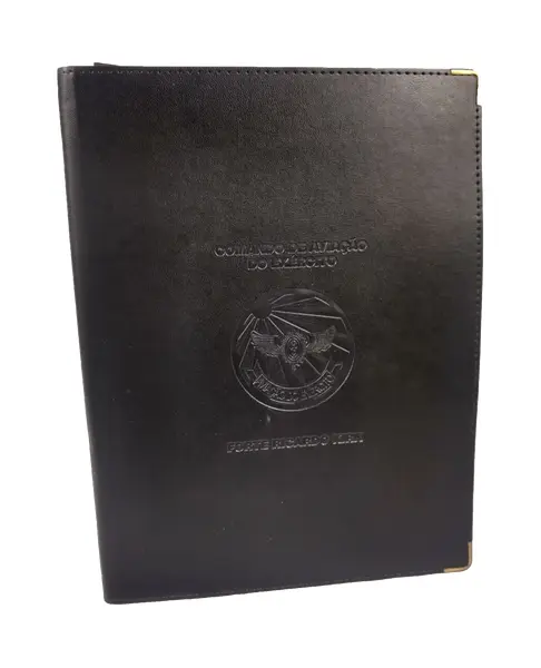 Foto de um(a) Militaria – Pasta para documentos – Comando de Aviação do Exercito Brasileiro, da categoria de Outras militarias. Militaria – Pasta para documentos – Comando de Aviação do Exercito Brasileiro Feito em Courino Com bloco de notas acoplado... Vendido no marketplace Trésors.