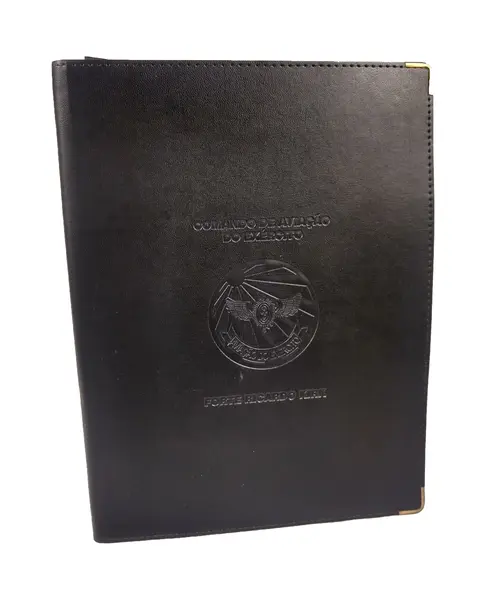 Foto de um(a) Militaria – Pasta para documentos – Comando de Aviação do Exercito Brasileiro, da categoria de Outras militarias. Militaria – Pasta para documentos – Comando de Aviação do Exercito Brasileiro Feito em Courino Com bloco de notas acoplado... Mostrado de uma perspectiva diferente. Vendido no marketplace Trésors.