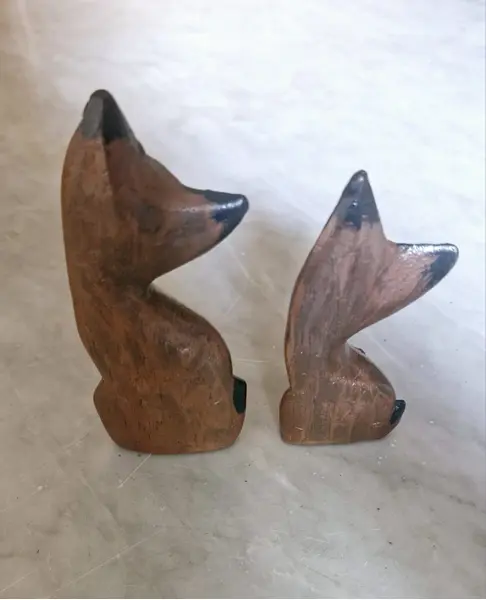 Foto de um(a) Par de gatinhos de madeira da Indonésia, da categoria de Modelos e estatuetas. Esta peça é um par de esculturas de gatos, um exemplo clássico de artesanato rústico em madeira, feita na Indonésia. Medidas... Mostrado de uma perspectiva diferente. Vendido no marketplace Trésors.