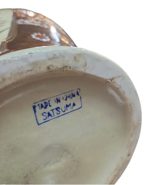 Foto de um(a) Vaso Decorativo Satsuma – Cerâmica Policromada com Detalhes em Relevo e Dourado, da categoria de Vasos. Encante-se com este elegante vaso decorativo que evoca a tradicional estética Satsuma. A peça apresenta um fundo em tom... Mostrado de uma perspectiva diferente. Vendido no marketplace Trésors.