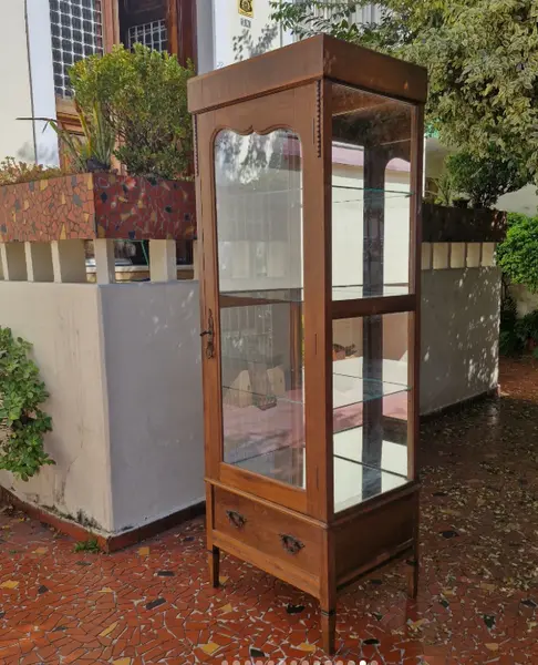 Foto de um(a) ​Cristaleira antiga design torre, da categoria de Cristaleiras. Cristaleira antiga , móvel clássico projetado para exibir louças delicadas, cristais e coleções. Esse móvel em destaque... Mostrado de uma perspectiva diferente. Vendido no marketplace Trésors.