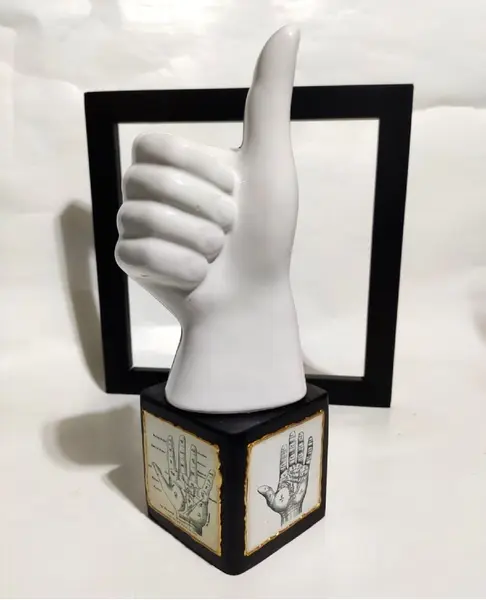 Foto de um(a) Escultura Joinha, da categoria de Escultura. Escultura em porcelana branca com base em madeira ebanizada com gravuras antigas de quiromancia peça única pelo designer... Mostrado de uma perspectiva diferente. Vendido no marketplace Trésors.