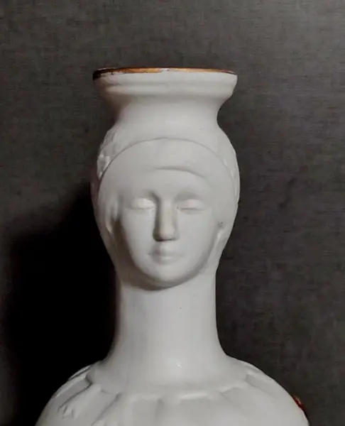 Foto de um(a) Ânfora Grega Biscuit, Origem Grega, Década de 1970, da categoria de Vasos. Ânfora grega de biscuit em relevo e gargalo com imagem de uma grega. Bojo com policromia em relevo de um servo dando água a... Mostrado de uma perspectiva diferente. Vendido no marketplace Trésors.