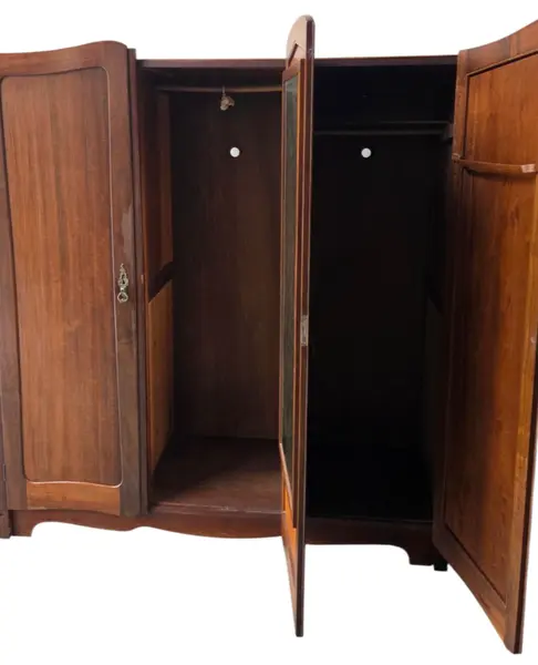 Foto de um(a) Guarda Roupas 3 Portas com Chave, da categoria de Armários e Guarda Roupas. Mostrado de uma perspectiva diferente. Vendido no marketplace Trésors.