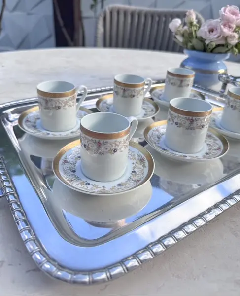 Foto de um(a) Jogo de café porcelana Real Brasil, da categoria de Conjuntos de café e chá. JOGO DE 6 LUGARES CAFÉ DA ESTIMADA MARCA DE PORCELANA REAL BRASIL. PEÇA DA DECADA DE 50. PEÇA COM PINTURA A MÃO EM OURO.... Mostrado de uma perspectiva diferente. Vendido no marketplace Trésors.