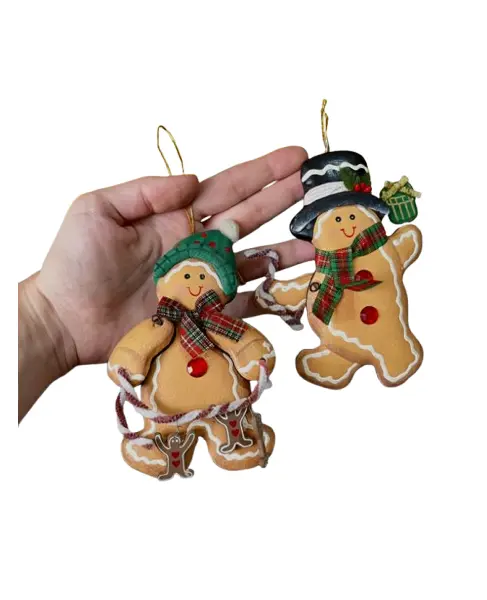 Foto de um(a) ​Dupla de enfeites natalinos em madeira e tecido, da categoria de Objetos decorativos. Dupla de enfeites em madeira e tecido, formato bolachas de Natal. Mínimas marcas do tempo e uso. Medidas: 13x10cm cada. Vendido no marketplace Trésors.