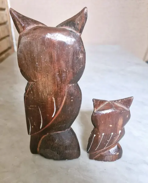 Foto de um(a) Par de corujas em madeira, da categoria de Modelos e estatuetas. Par de corujas decorativas, esculpidas em madeira, um artesanato de Bali (Indonésia). A coruja é um dos símbolos mais fortes... Mostrado de uma perspectiva diferente. Vendido no marketplace Trésors.