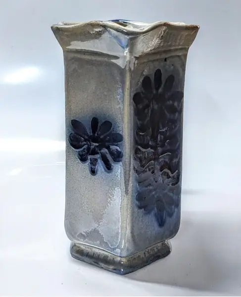 Foto de um(a) Jarra Borrão Azul Cobalto, Cerâmica Germany, da categoria de Garrafas, potes e jarros. Jarra borrão com a tradicional estampa floral em azul cobalto e fundo em tons de azulejos e cinza. Fabricada pela fábrica de... Mostrado de uma perspectiva diferente. Vendido no marketplace Trésors.