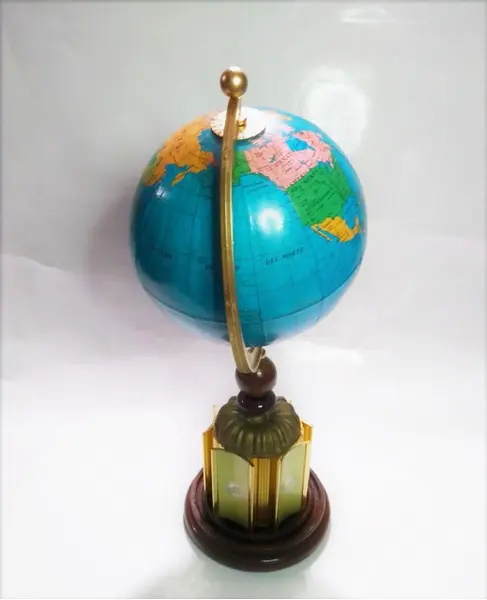 Foto de um(a) Globo Dourado Vintage, da categoria de Globos. Globo terrestre em latão, alumínio e madeira, com pegada vintage. Peça única pelo designer marcelus ribas. A: 33cm / D: 13cm... Mostrado de uma perspectiva diferente. Vendido no marketplace Trésors.