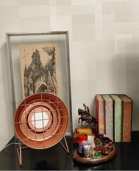 Foto de um(a) Luminária Quente com Pegada Industrial, Década de 1950, da categoria de Abajures. Luminária quente com pegada industrial, feita com uma estufa dos anos 1950. Estrutura de alumínio com pátina cobre e lâmpada... Mostrado de uma perspectiva diferente. Vendido no marketplace Trésors.