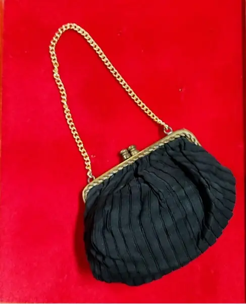 Foto de um(a) Bolsa de Mão, Década de 1930, da categoria de Outros colecionáveis. Bolsa em tecido com fecho e corrente em latão, década de 1930. A: 9 cm L: 0,5 cm P: 7 cm peso: 63 g. Mostrado de uma perspectiva diferente. Vendido no marketplace Trésors.