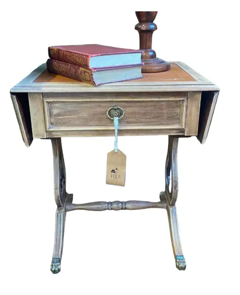 Foto de um(a) Mesinha lateral pés pata de leão em bronze, da categoria de Mesas laterais. Medidas: 52A x 47L x 39P acabamentos em couro, pés em bronze em formato de pata de leão e aberturas laterais. Vendido no marketplace Trésors.