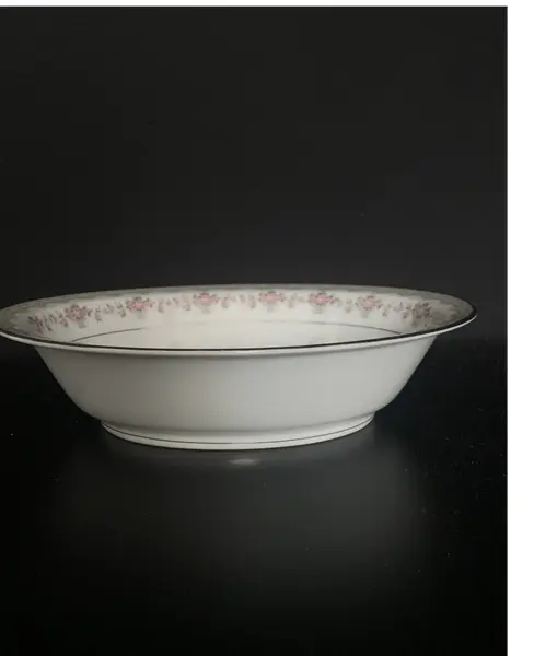 Foto de um(a) Aparelho de jantar Noritake 26 peças, da categoria de Jogos de pratos. Aparelho de jantar Noritake modelo Glenwood #5770, todas peças com friso em prata, sendo: 3 travessas, grande, média e... Mostrado de uma perspectiva diferente. Vendido no marketplace Trésors.