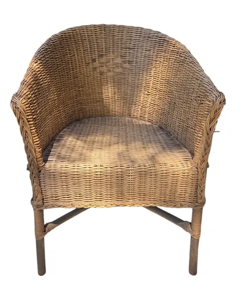 Foto de um(a) Cadeira de Braços Vintage em Fibra Natural Trançada, da categoria de Outras cadeiras . Esta peça é um exemplo clássico de mobiliário em fibra natural, combinando a robustez da estrutura com a leveza visual do... Mostrado de uma perspectiva diferente. Vendido no marketplace Trésors.