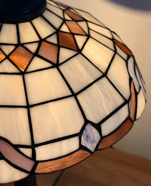 Foto de um(a) Inspiração Tiffany | Luminária Vitral Base em Metal, da categoria de Abajures. Olhem a beleza dessa luminária vitral! Base em metal super pesada. Elétrica nova! Peça lindíssima em excelente estado de... Mostrado de uma perspectiva diferente. Vendido no marketplace Trésors.