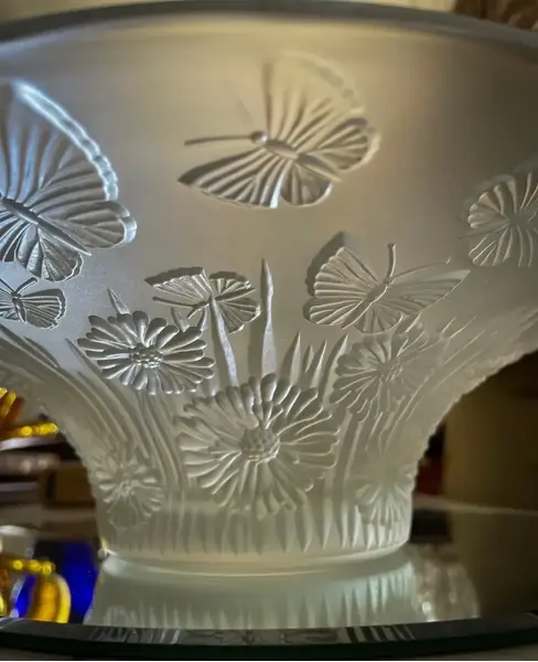 Foto de um(a) Antigo Centro Mesa Fruteira Cristal Francês Borboleta Verlys, da categoria de Centro de mesa. ~ Verlys France ~Antigo e especial centro de mesa em cristal francês satiné. Belíssima decoração com flores e borboletas em... Mostrado de uma perspectiva diferente. Vendido no marketplace Trésors.