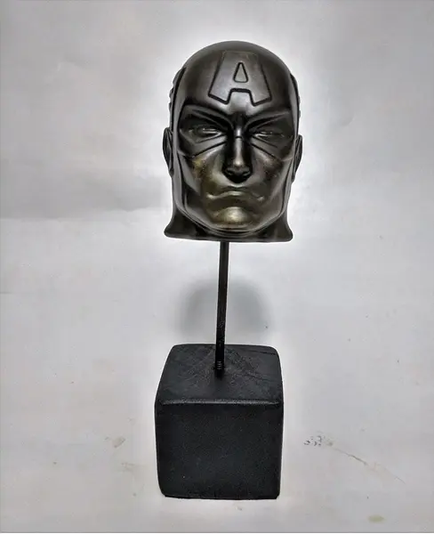 Foto de um(a) Escultura Toy Art Capitão America Marvel Comics Universe, da categoria de Escultura. Toy art capitão américa para os marvel fans - peça única e colecionável pelo designer marcelus ribas. Técnica mista com base... Mostrado de uma perspectiva diferente. Vendido no marketplace Trésors.