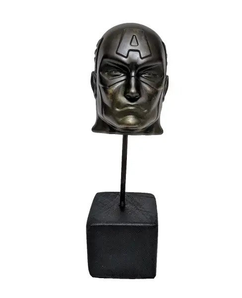 Foto de um(a) Escultura Toy Art Capitão America Marvel Comics Universe, da categoria de Escultura. Toy art capitão américa para os marvel fans - peça única e colecionável pelo designer marcelus ribas. Técnica mista com base... Vendido no marketplace Trésors.
