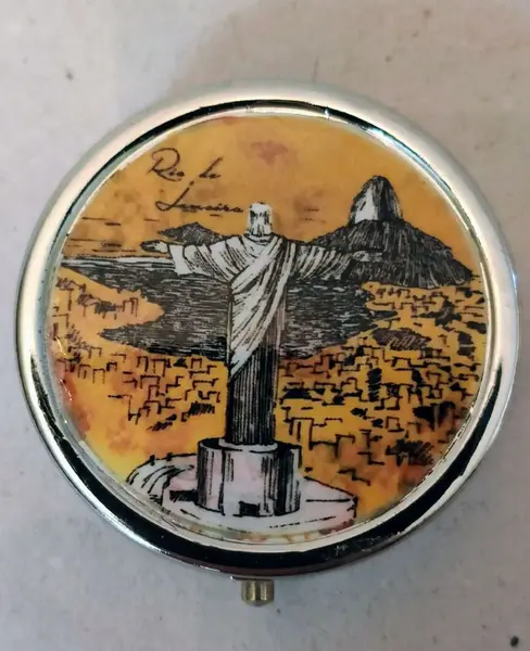 Foto de um(a) Mini Latinhas Monumentos do Mundo, da categoria de Organizadores. Latas customizadas e únicas em metal prateado, motivo monumentos do mundo: rio de janeiro, china, egito, moscou e austrália ... Mostrado de uma perspectiva diferente. Vendido no marketplace Trésors.