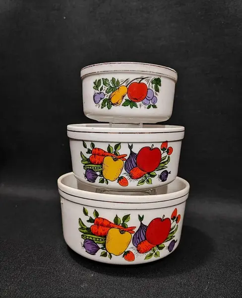 Foto de um(a) Conjunto 3 Bowls em Porcelana Santa Rosa-Pedreira, Década de 1940, da categoria de Travessas e tigelas. Conjunto de 3 bowls em porcelana com estampa de frutas policromadas e filete em ouro. Década de 1940, porcelana santa rosa -... Mostrado de uma perspectiva diferente. Vendido no marketplace Trésors.