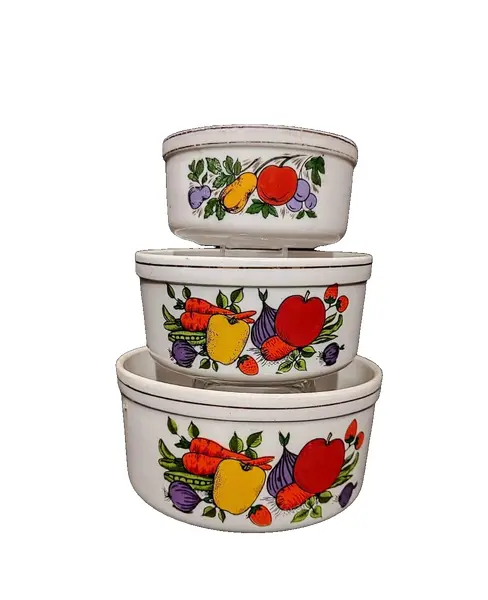 Foto de um(a) Conjunto 3 Bowls em Porcelana Santa Rosa-Pedreira, Década de 1940, da categoria de Travessas e tigelas. Conjunto de 3 bowls em porcelana com estampa de frutas policromadas e filete em ouro. Década de 1940, porcelana santa rosa -... Vendido no marketplace Trésors.