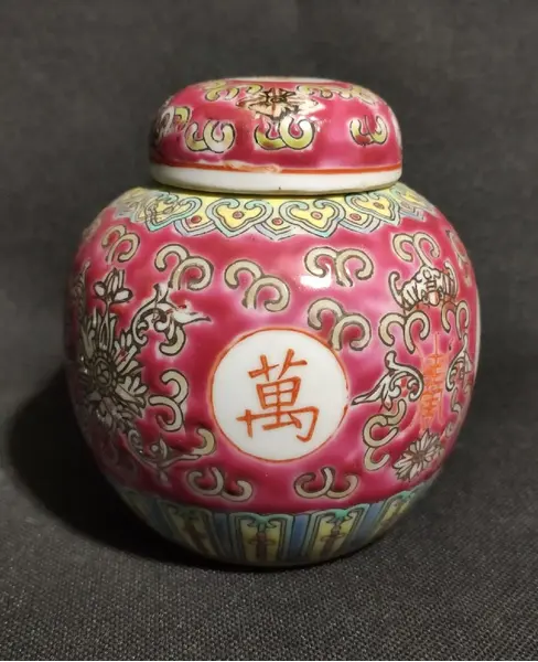 Foto de um(a) Potiche Chinês Anos 80, da categoria de Vasos. Potiche chinês com tampa, em porcelana policromada, década de 1980. Tamanho pequeno A: 9,5cm Diâmetro: 8 cm Peso: 280 g. Mostrado de uma perspectiva diferente. Vendido no marketplace Trésors.