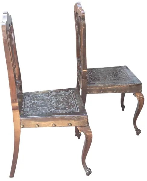 Foto de um(a) Par de Cadeiras Chippendale em Imbuia Maciça com Assento em Couro, da categoria de Outras cadeiras. Raro e imponente par de cadeiras de sala de jantar (sem braços) confeccionado em imbuia maciça, padrão construtivo de meados... Mostrado de uma perspectiva diferente. Vendido no marketplace Trésors.