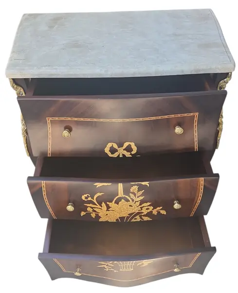 Foto de um(a) Mini Cômoda Clássica em Madeira Nobre, Marchetaria e Mármore Travertino, da categoria de Cômodas e Sapateira. Elegância Atemporal e Materiais Nobres Esta belíssima mesa de cabeceira (ou mini cômoda) é uma peça que exala o rigor e o... Mostrado de uma perspectiva diferente. Vendido no marketplace Trésors.