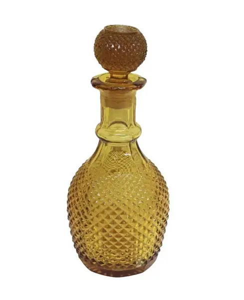 Foto de um(a) Licoreira âmbar em vidro prensado, da categoria de Garrafas, potes e jarros. Antiga licoreira de vidro prensado na tonalidade âmbar, apresenta corpo bojudo com lapidação tipo bico de jaca. Medida 26 cm... Vendido no marketplace Trésors.