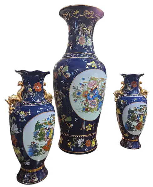 Foto de um(a) Trio de Vasos em Porcelana Azul Cobalto – Detalhes em Ouro e Cenas Orientais, da categoria de Vasos. Imponente conjunto decorativo (Garniture) composto por três vasos em porcelana de alta qualidade, apresentando um acabamento... Vendido no marketplace Trésors.