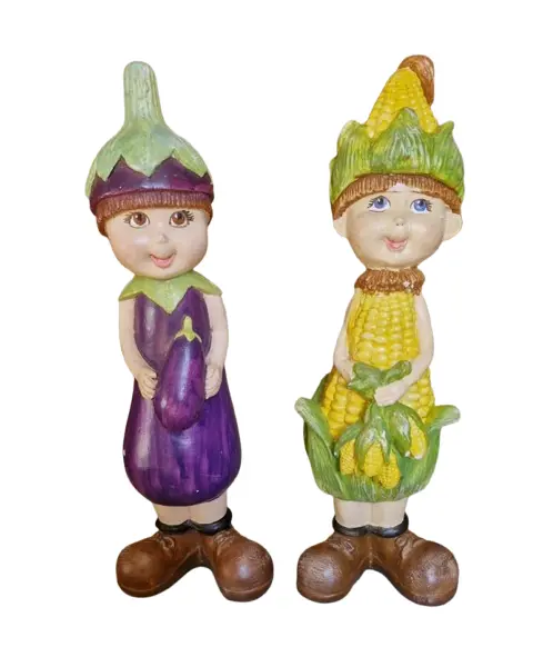 Foto de um(a) Raras Estatuetas Dona Beringela e Sr. Sabugo, da categoria de Modelos e estatuetas. Lindo e raro conjunto de estatuetas decorativas antropomórficas pintadas à mão, representando dois personagens infantis... Vendido no marketplace Trésors.