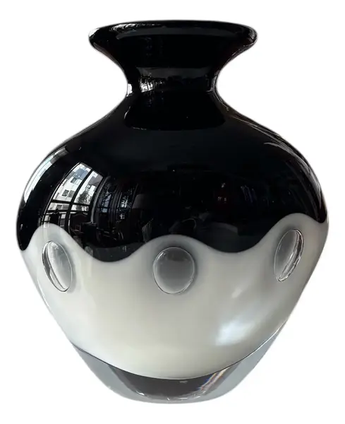 Foto de um(a) Antigo Vaso Art Deco Murano Italiano Leitoso Preto E Branco, da categoria de Vasos. Antigo vaso em Murano italiano leitoso. Peça artística, ricamente feita à mão. Técnica de trabalho Bullicante com bolhas... Vendido no marketplace Trésors.
