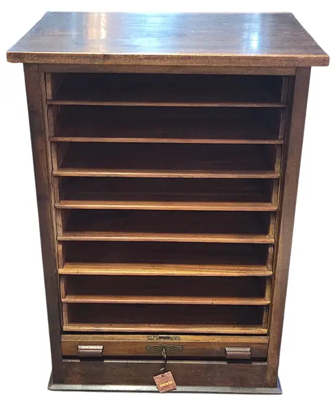 Foto de um(a) Arquivo Xerife Centenário em Imbuia Maciça, da categoria de Arquivos e Gaveteiros. Apresentamos uma peça histórica de imponente presença: um Arquivo Xerife original do início do século XX. Construído... Mostrado de uma perspectiva diferente. Vendido no marketplace Trésors.