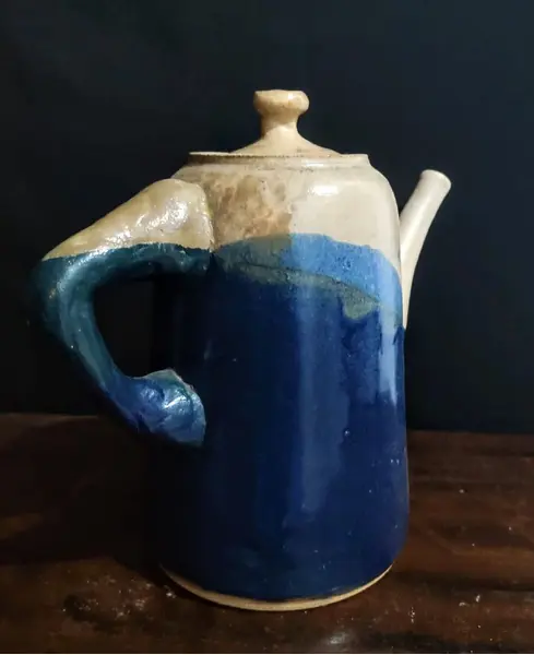 Foto de um(a) Bule Cerâmica Esmaltada anos 80, da categoria de Bules. Bule em cerâmica de alta temperatura nas cores bege e azul cobalto com assinatura no fundo da peça, década de 1980 Mede: 20... Mostrado de uma perspectiva diferente. Vendido no marketplace Trésors.