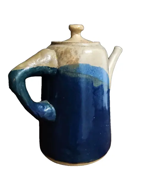Foto de um(a) Bule Cerâmica Esmaltada anos 80, da categoria de Bules. Bule em cerâmica de alta temperatura nas cores bege e azul cobalto com assinatura no fundo da peça, década de 1980 Mede: 20... Vendido no marketplace Trésors.
