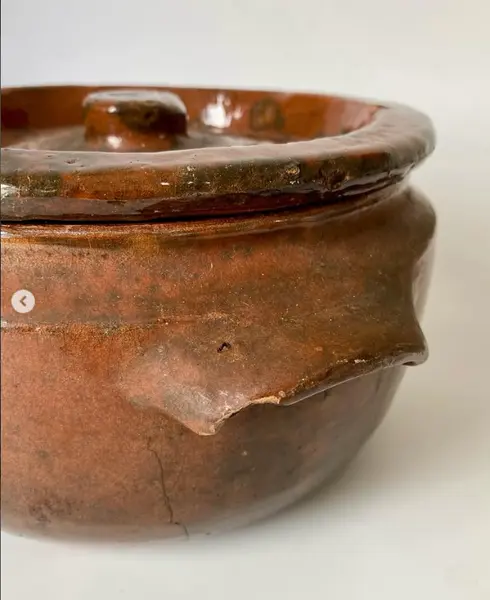 Foto de um(a) Panela de barro, da categoria de Panelas. Panela de barro. 19 cm de diâmetro e 11 cm de altura *contém um bicado na pega. Mostrado de uma perspectiva diferente. Vendido no marketplace Trésors.