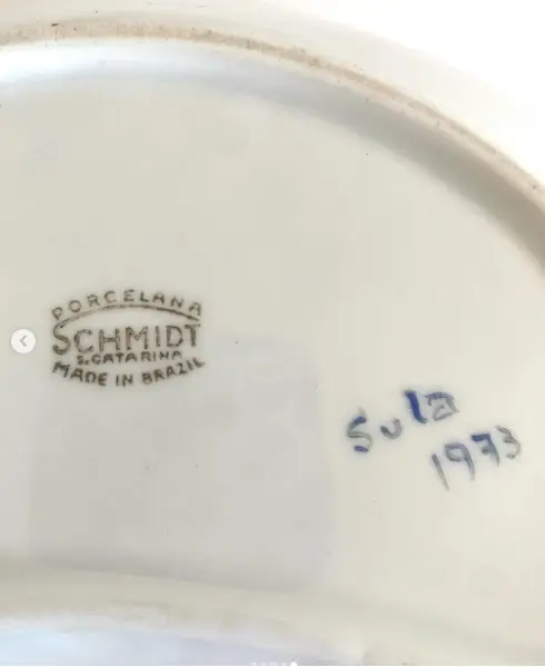 Foto de um(a) Petisqueira em porcelana, da categoria de Travessas e tigelas. Petisqueira formato meia lua pintada à mão 1973 - Porcelana Shmidt Mede: 21x11cm. Mostrado de uma perspectiva diferente. Vendido no marketplace Trésors.
