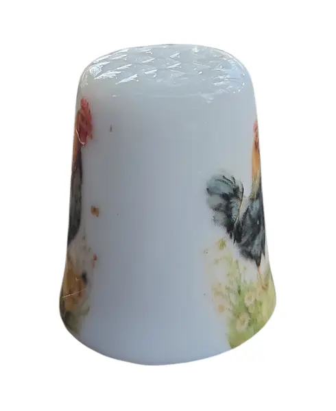 Foto de um(a) Dedal de Coleção em Porcelana – Galo e Pintinhos, da categoria de Outros colecionáveis. Este encantador dedal em porcelana apresenta uma cena bucólica clássica, retratando a vida no campo. Com uma ilustração... Mostrado de uma perspectiva diferente. Vendido no marketplace Trésors.