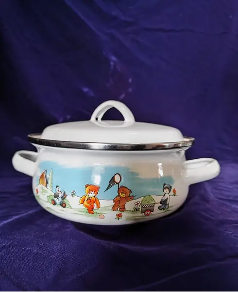 Foto de um(a) Panelinhas Esmaltadas Infantil, Década de 1990, da categoria de Panelas. Combo de panelas esmaltadas, alças e tampa com borda de inox. Desenho infantil com família de ursinhos em ambos os lados da... Mostrado de uma perspectiva diferente. Vendido no marketplace Trésors.
