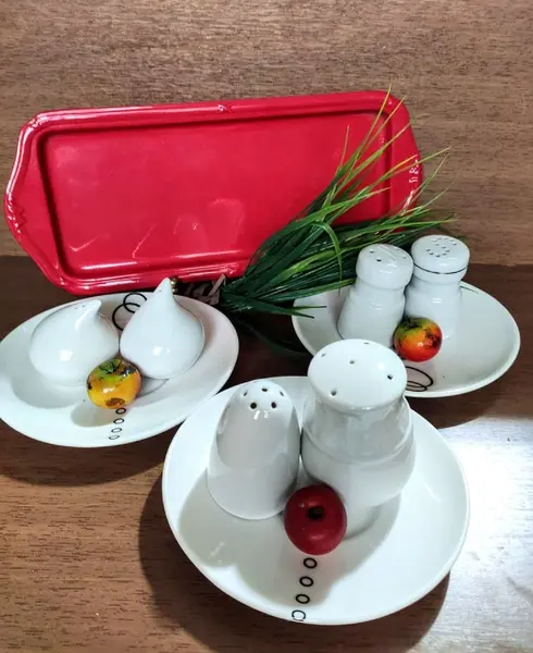 Foto de um(a) Conjunto Saleiros Anos 90, da categoria de Saleiros e pimenteiros. Combo com seis (06) saleiros em porcelana branca, de diferentes fábricas e épocas acompanha três pires em porcelana branca... Mostrado de uma perspectiva diferente. Vendido no marketplace Trésors.