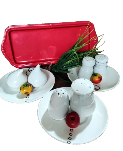 Foto de um(a) Conjunto Saleiros Anos 90, da categoria de Saleiros e pimenteiros. Combo com seis (06) saleiros em porcelana branca, de diferentes fábricas e épocas acompanha três pires em porcelana branca... Vendido no marketplace Trésors.