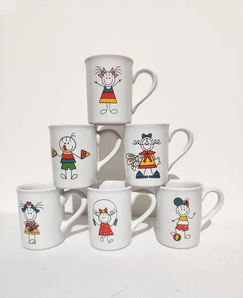 Foto de um(a) Canequinhas Garatujas, Anos 2000, da categoria de Canecas. Combo com seis canequinha em porcelana policromada com garatujas tendência nos anos 2000 e que ainda carrega o mesmo encanto... Mostrado de uma perspectiva diferente. Vendido no marketplace Trésors.