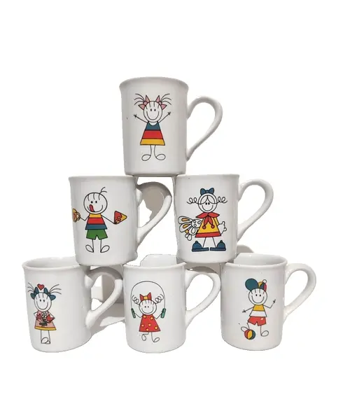 Foto de um(a) Canequinhas Garatujas, Anos 2000, da categoria de Canecas. Combo com seis canequinha em porcelana policromada com garatujas tendência nos anos 2000 e que ainda carrega o mesmo encanto... Vendido no marketplace Trésors.
