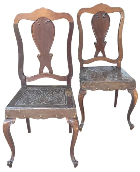 Foto de um(a) Par de Cadeiras Chippendale em Imbuia Maciça com Assento em Couro, da categoria de Outras cadeiras. Raro e imponente par de cadeiras de sala de jantar (sem braços) confeccionado em imbuia maciça, padrão construtivo de meados... Mostrado de uma perspectiva diferente. Vendido no marketplace Trésors.