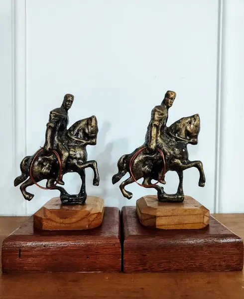 Foto de um(a) Porta Livros Laçador, Paixão Côrtes, Rio Grande do Sul, da categoria de Apoio para livros. Porta livros em alumínio fundido com pátina bronze, base em madeira com imagem do tradicional símbolo da capital gaúcha:... Mostrado de uma perspectiva diferente. Vendido no marketplace Trésors.