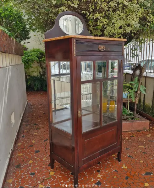 Foto de um(a) ​Belisima e antiga cristaleira vitrine em madeira nobre, da categoria de Cristaleiras. Belisima e antiga cristaleira vitrine em madeira nobre, comumente associada ao estilo Art Nouveau ou mobiliário clássico... Mostrado de uma perspectiva diferente. Vendido no marketplace Trésors.