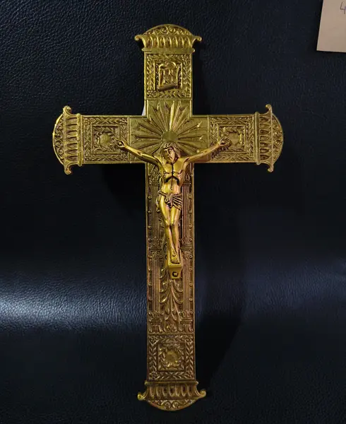 Foto de um(a) Crucifixo em metal dourado, da categoria de Objetos religiosos e espirituais. Crucifixo em metal dourado. Rico em detalhes Mede:A 24cm L 15cm. Mostrado de uma perspectiva diferente. Vendido no marketplace Trésors.