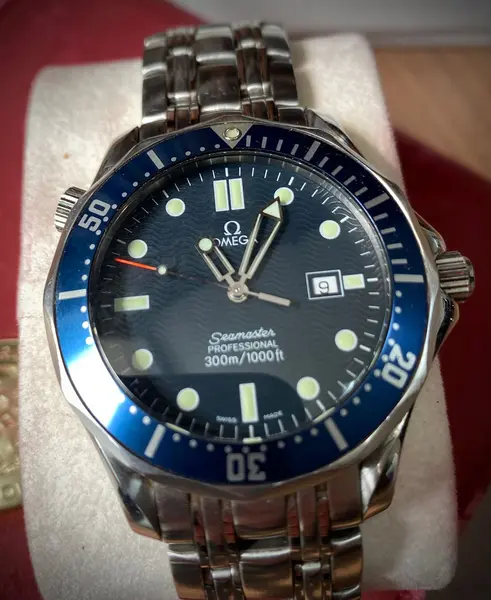 Foto de um(a) Relógio Omega Seamaster, da categoria de Relógios de coluna e chão. Relógio em excelente estado, modelo Seamaster (Referência 2541.80.00): Diâmetro 41 mm, pulseira em aço, QuartzoCor do... Mostrado de uma perspectiva diferente. Vendido no marketplace Trésors.