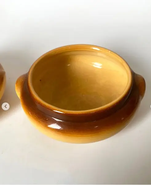 Foto de um(a) Dupla de tigelas cerâmicas, da categoria de Travessas e tigelas. Dupla de tigelas em cerâmica. Medem: 15 cm de diâmetro e 5 cm de altura. Mostrado de uma perspectiva diferente. Vendido no marketplace Trésors.